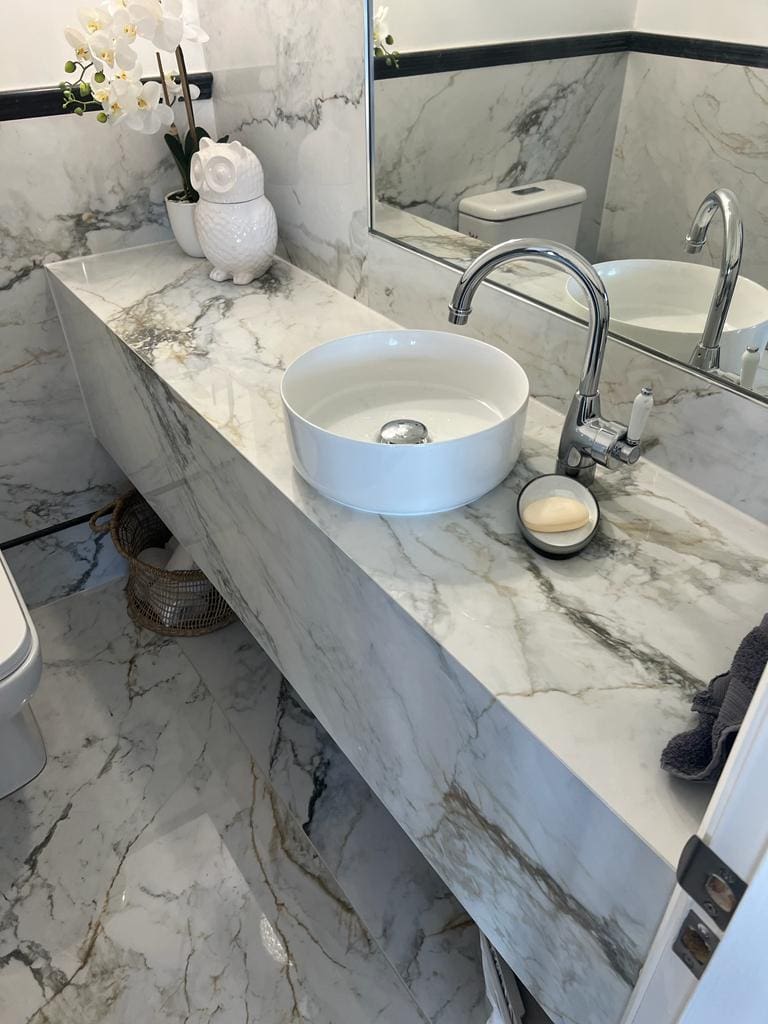 PISA GOLD - bathroom vanity with light veined surfaces